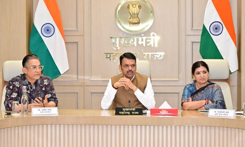 महाराष्ट्रात जलसंधारण आणि पाणी आडवा पाणी जिरवा मोहिमेबाबत उच्चस्तरीय बैठक घेताना मुख्यमंत्री देवेंद्र फडणवीस आणि अभिनेते आमीर खान.