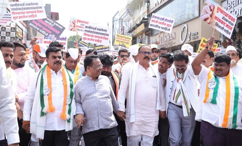 छत्रपती संभाजीनगर येथे दुष्काळग्रस्त शेतकऱ्यांच्या मागण्यांसाठी काढण्यात आलेला काँग्रेसचा जन-आक्रोश मोर्चा.