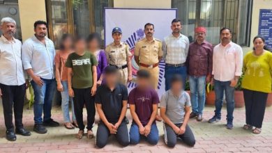 मुंबईतील खार पोलीस ठाण्याचे बाहेरील दृश्य आणि पोलीस कारवाई.