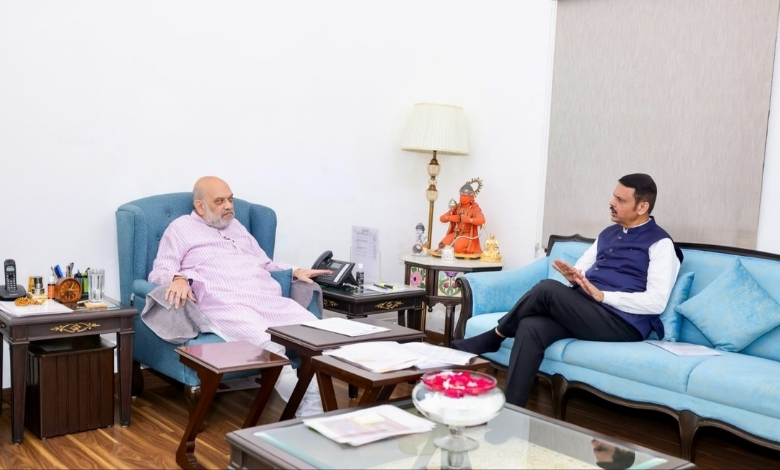 मुख्यमंत्री देवेंद्र फडणवीस आणि केंद्रीय गृहमंत्री अमित शाह महाराष्ट्रातील दुष्काळ आणि मदतीबाबत चर्चा करताना.