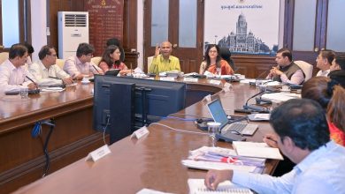 मुंबई महानगरपालिका मुख्यालयात मतदार यादी पुनरीक्षण कार्यक्रमाबाबत बैठक घेताना मुख्य निवडणूक अधिकारी आणि अधिकारी.