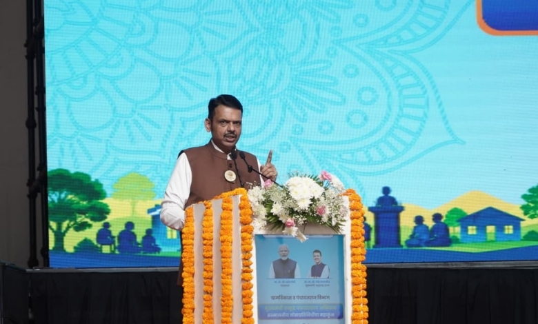 नाशिक येथे 'मुख्यमंत्री समृद्ध पंचायत राज अभियान' कार्यक्रमात मार्गदर्शन करताना मुख्यमंत्री देवेंद्र फडणवीस.