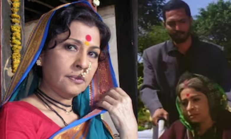 मुंबई महानगरपालिका सभागृहात नाना पाटेकर आणि मधु कांबीकर यांच्या प्रतिमेस आदरांजली वाहताना नगरसेवक.