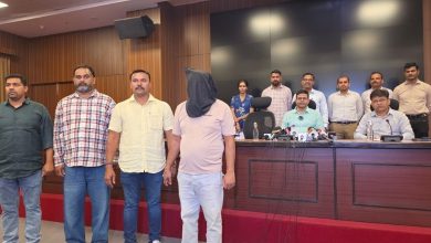मुंबई क्राईम ब्रँच पोलीस अधिकारी सायबर फसवणुकीच्या गुन्ह्याबाबत माहिती देताना आणि जप्त केलेले इलेक्ट्रॉनिक साहित्य.