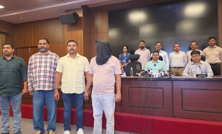 मुंबई क्राईम ब्रँच पोलीस अधिकारी सायबर फसवणुकीच्या गुन्ह्याबाबत माहिती देताना आणि जप्त केलेले इलेक्ट्रॉनिक साहित्य.
