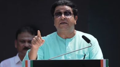 मुंबईत निवडणूक आयोगाच्या विरोधात काढण्यात आलेल्या 'गर्जना मोर्चा'मध्ये सहभागी झालेले राज ठाकरे, उद्धव ठाकरे आणि इतर विरोधी पक्षांचे नेते.