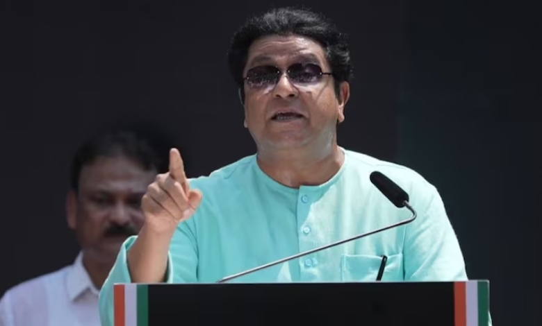 मुंबईत निवडणूक आयोगाच्या विरोधात काढण्यात आलेल्या 'गर्जना मोर्चा'मध्ये सहभागी झालेले राज ठाकरे, उद्धव ठाकरे आणि इतर विरोधी पक्षांचे नेते.