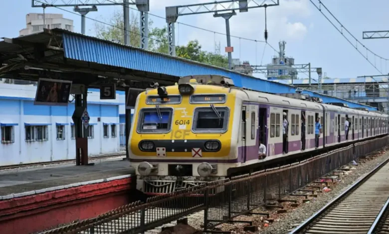 मुंबईतील रेल्वे रुळांच्या दुरुस्ती आणि देखभालीच्या कामासाठी मेगाब्लॉकची दृश्ये