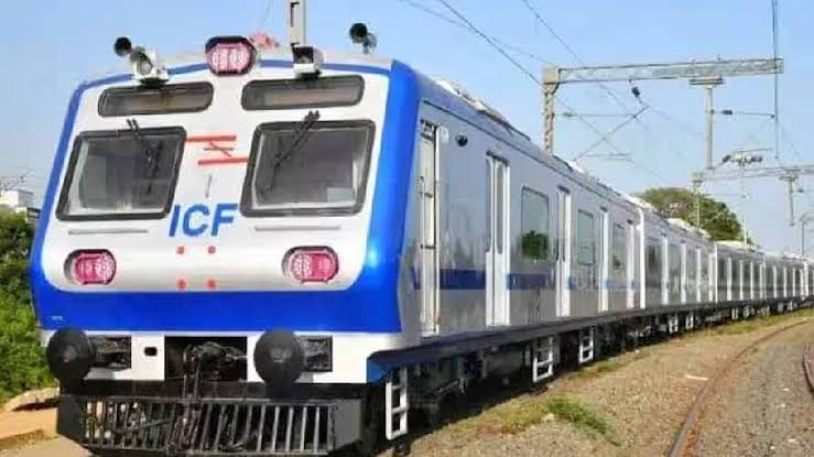 मुंबई उपनगरीय रेल्वे मार्गावर धावणारी आधुनिक सुविधांनी युक्त वातानुकूलित (एसी) लोकल ट्रेन