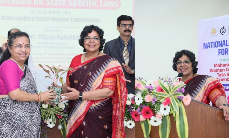 राष्ट्रीय महिला आयोगाच्या अध्यक्षा विजया रहाटकर मुंबईतील परिसंवाद कार्यक्रमात मार्गदर्शन करताना.
