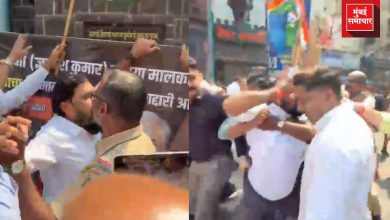 ज्ञानेश कुमार यांच्याविरोधातील सह्यांच्या मोहिमेदरम्यान मनसे कार्यकर्त्यांना ताब्यात घेताना साकीनाका पोलीस.