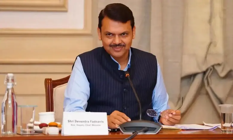 मुख्यमंत्री देवेंद्र फडणवीस यांच्या हस्ते मुंबई महापालिकेत ‘पार्टिसिपेट मुंबई’ सीएसआर प्लॅटफॉर्मचे लोकार्पण करताना मान्यवर.