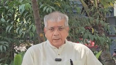 वंचित बहुजन आघाडीचे राष्ट्रीय अध्यक्ष प्रकाश आंबेडकर पत्रकार परिषद किंवा सुनावणी दरम्यान.
