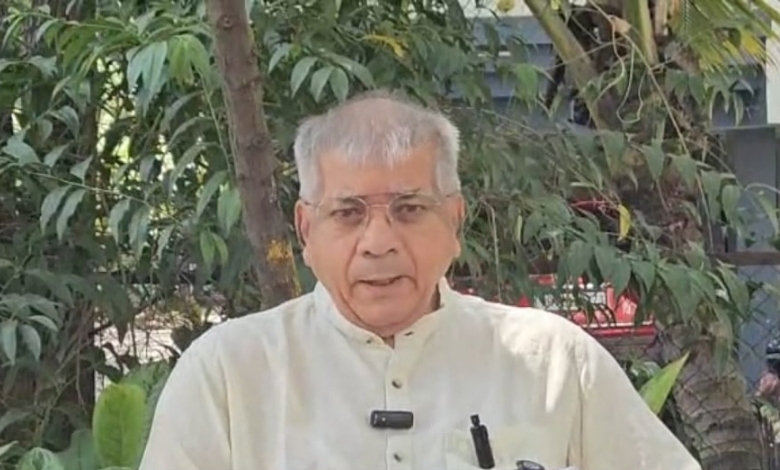 वंचित बहुजन आघाडीचे राष्ट्रीय अध्यक्ष प्रकाश आंबेडकर पत्रकार परिषद किंवा सुनावणी दरम्यान.