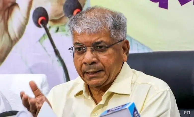 महाराष्ट्र विधान परिषद निवडणुकीसाठी वंचित बहुजन आघाडीचे अध्यक्ष प्रकाश आंबेडकर