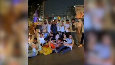 मुंबईत राहुल गांधी यांच्या अटकेविरोधात वांद्रे रिक्लेमेशन येथे रास्ता रोको आंदोलन करताना युवक काँग्रेसचे कार्यकर्ते.