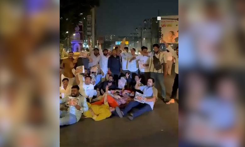 मुंबईत राहुल गांधी यांच्या अटकेविरोधात वांद्रे रिक्लेमेशन येथे रास्ता रोको आंदोलन करताना युवक काँग्रेसचे कार्यकर्ते.