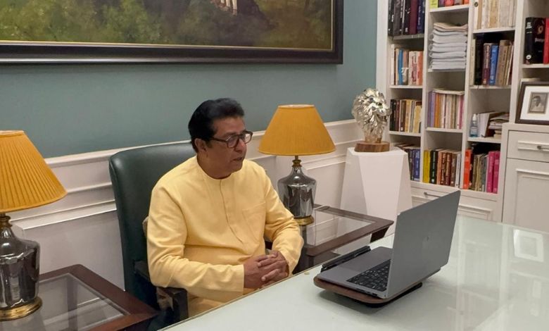 गर्जना मोर्चाच्या पूर्वतयारीसाठी व्हीडीओ कॉन्फरन्सद्वारे मनसे पदाधिकाऱ्यांशी संवाद साधताना राज ठाकरे