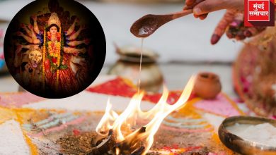 घटस्थापने दरम्यान होम मंदिरातील सजवलेला कलश आणि देवी दुर्गेची पूजा.