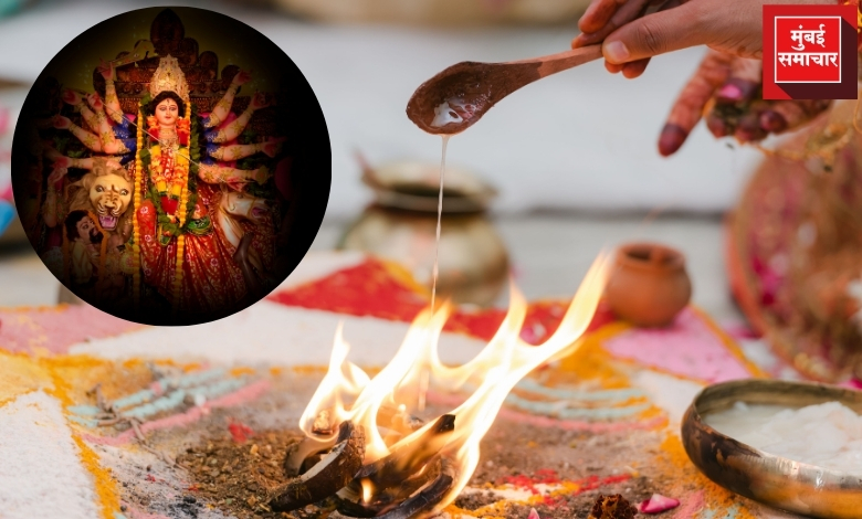घटस्थापने दरम्यान होम मंदिरातील सजवलेला कलश आणि देवी दुर्गेची पूजा.