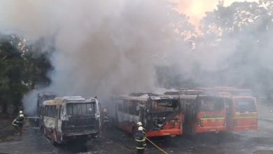 सायन आणिक आगारात पेट घेतलेल्या बेस्टच्या इलेक्ट्रिक बसेस आणि पसरलेला धूर
