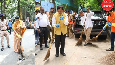 मुंबईत 'स्वच्छता हीच सेवा' अभियानाअंतर्गत रस्ते आणि परिसर स्वच्छ करताना लोकप्रतिनिधी व नागरिक.