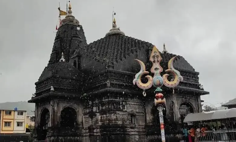 कुंभमेळा विकासकामांसाठी त्र्यंबकेश्वर ज्योतिर्लिंग मंदिर परिसर आणि दर्शन मार्गाचे सुरू असलेले काम.