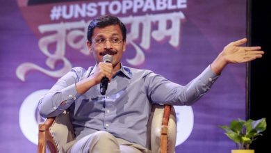 अन्न व औषध प्रशासनाचे (FDA) आयुक्त तुकाराम मुंढे मुंबईत पत्रकारांशी किंवा अधिकाऱ्यांशी संवाद साधताना