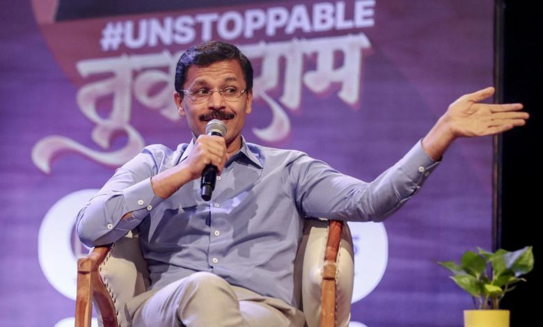 अन्न व औषध प्रशासनाचे (FDA) आयुक्त तुकाराम मुंढे मुंबईत पत्रकारांशी किंवा अधिकाऱ्यांशी संवाद साधताना