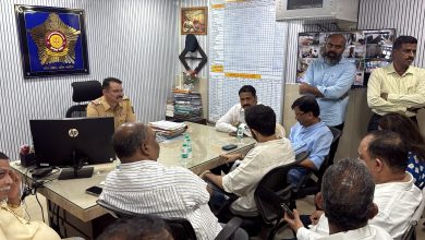 आदित्य ठाकरे आणि संजय राऊत तुषार गांधींच्या सुटकेच्या मागणीसाठी डी. एन. नगर पोलीस ठाण्याबाहेर कार्यकर्त्यांसह आंदोलनादरम्यान.