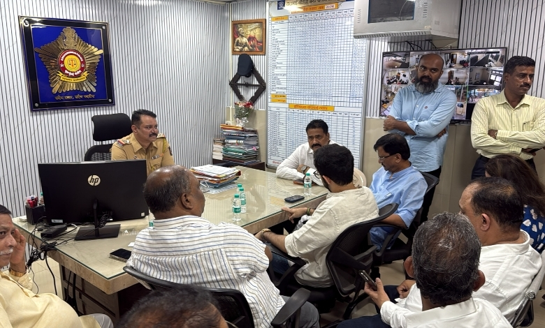 आदित्य ठाकरे आणि संजय राऊत तुषार गांधींच्या सुटकेच्या मागणीसाठी डी. एन. नगर पोलीस ठाण्याबाहेर कार्यकर्त्यांसह आंदोलनादरम्यान.