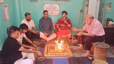 कॅप्टन स्मित मच्छहर यांच्या दीर्घायुष्यासाठी नवी दिल्लीतील आर्य समाज मंदिरात आयोजित करण्यात आलेला विशेष यज्ञ.
