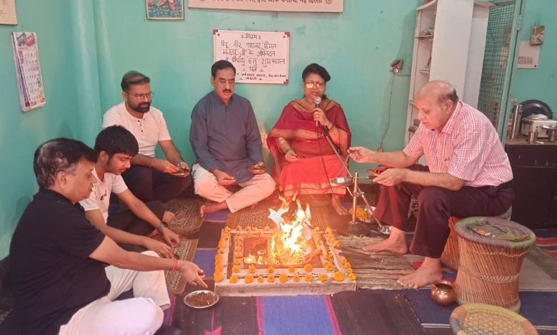 कॅप्टन स्मित मच्छहर यांच्या दीर्घायुष्यासाठी नवी दिल्लीतील आर्य समाज मंदिरात आयोजित करण्यात आलेला विशेष यज्ञ.