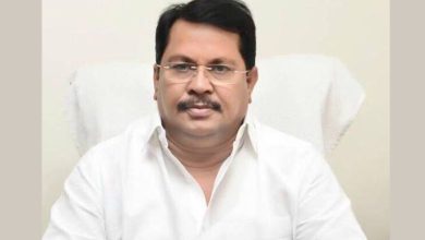 कुंभमेळ्यापेक्षा दुष्काळग्रस्त शेतकऱ्यांना प्राधान्य द्या; काँग्रेस नेते विजय वडेट्टीवार यांची मुख्यमंत्र्यांकडे मागणी, एका वर्षाचे मानधन दुष्काळ निधीला देण्याची घोषणा.