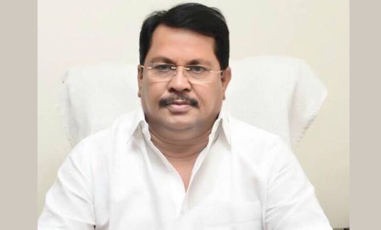 कुंभमेळ्यापेक्षा दुष्काळग्रस्त शेतकऱ्यांना प्राधान्य द्या; काँग्रेस नेते विजय वडेट्टीवार यांची मुख्यमंत्र्यांकडे मागणी, एका वर्षाचे मानधन दुष्काळ निधीला देण्याची घोषणा.