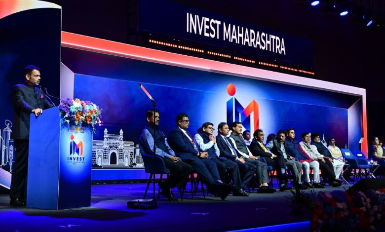 मुख्यमंत्री देवेंद्र फडणवीस यांना दुष्काळी परिस्थितीबाबत निवेदन देताना काँग्रेस विधिमंडळ पक्षनेते विजय वडेट्टीवार